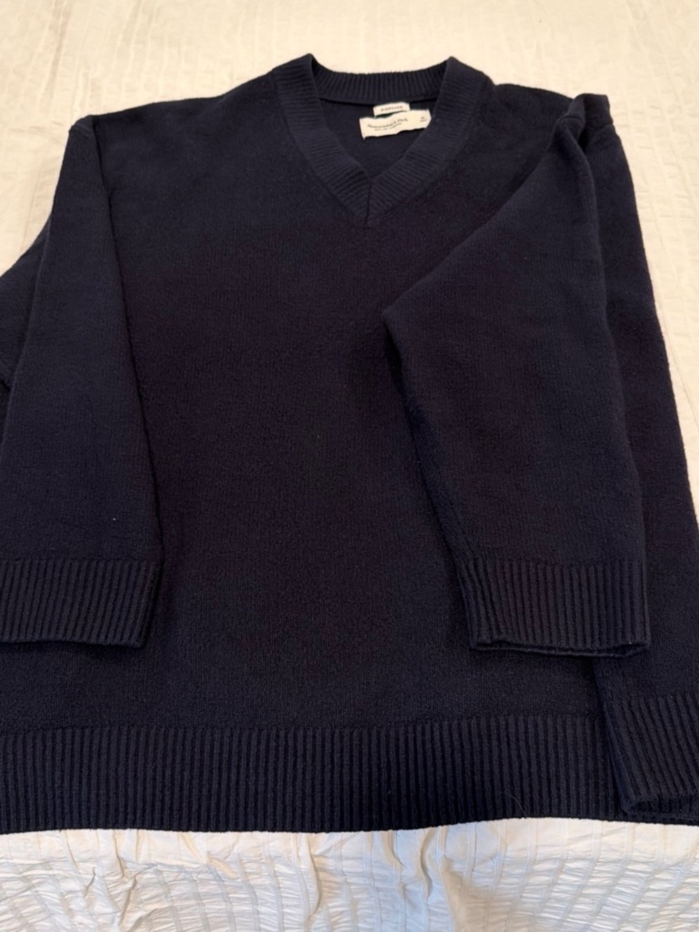 Abercrombie & Fitch Men's Dark Navy V-Neck Sweater